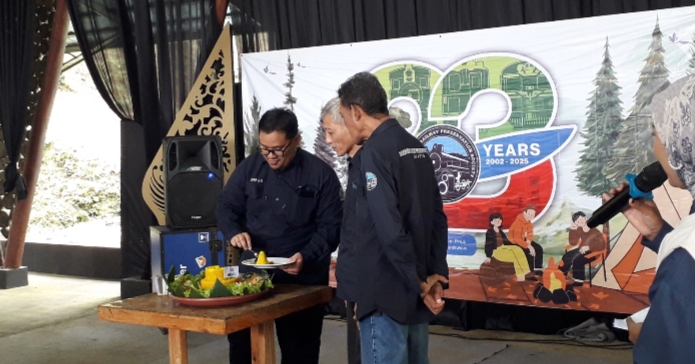 Ketua Umum IRPS, Ricki Dwi Agusti (Dirjo), melakukan prosesi potong tumpeng di sela perayaan ulang tahun IRPS Ke-23. Foto (Denny)