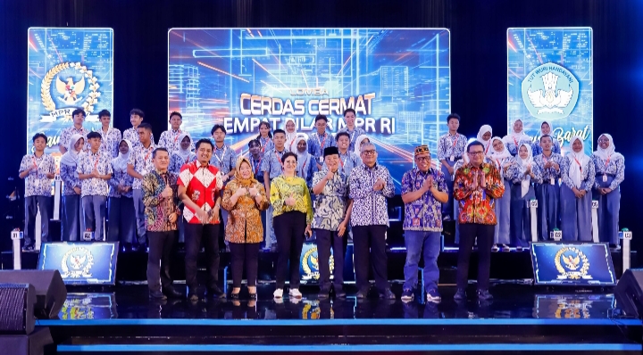 Anggota MPR RI Nurul Arifin bersama peserta lomba cerdas cermat 4 pilar kebangsaan tingkat SMA Se-Jawa Barat (Foto : Istimewa)
