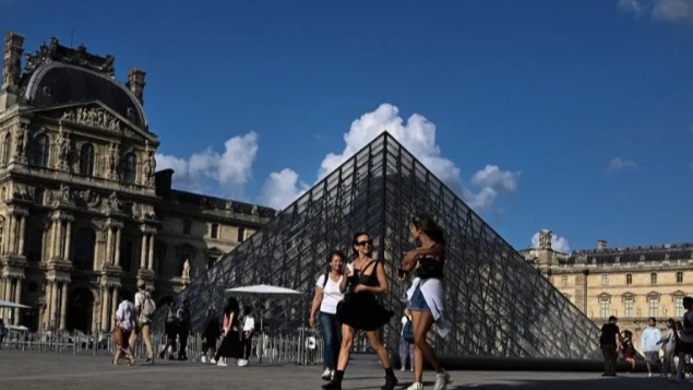 Pencurian di Jantung Seni Dunia, Louvre Tutup Usai Perhiasan Napoleon Raib