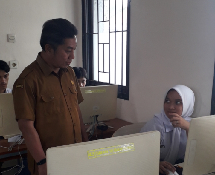 Wakil Kepala Sekolah Bidang Kurikulum SMAN 16 Bandung, Masrur Shu’di, S.Pd., saat melakukan pengecekan gladi bersih pelaksanaan TKA 2025. Foto : Deny Surya