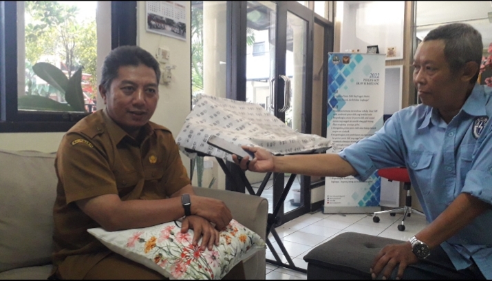 Wakil Kepala Sekolah Bidang Kurikulum SMAN 16 Bandung, Masrur Shu’di, S.Pd., menjelaskan persiapan pelaksanaan Tes Kemampuan Akademik (TKA). Foto : Deny Surya