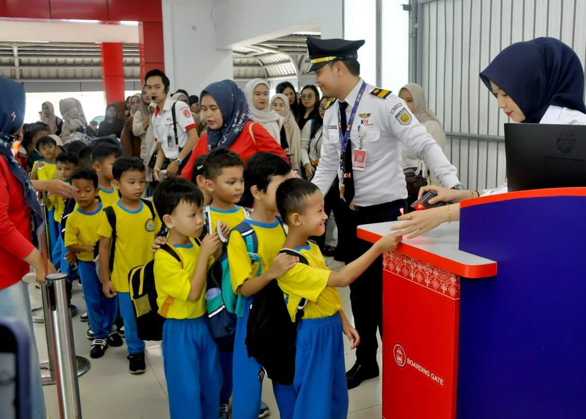 1717 Siswa Serentak Naik Commuter Line, KAI Commuter Raih Rekor MURI