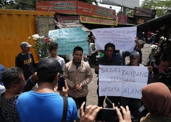 Puncak Disegel, Ratusan Warga Kehilangan Kerja, Menteri Hanif Faisol Didemo!