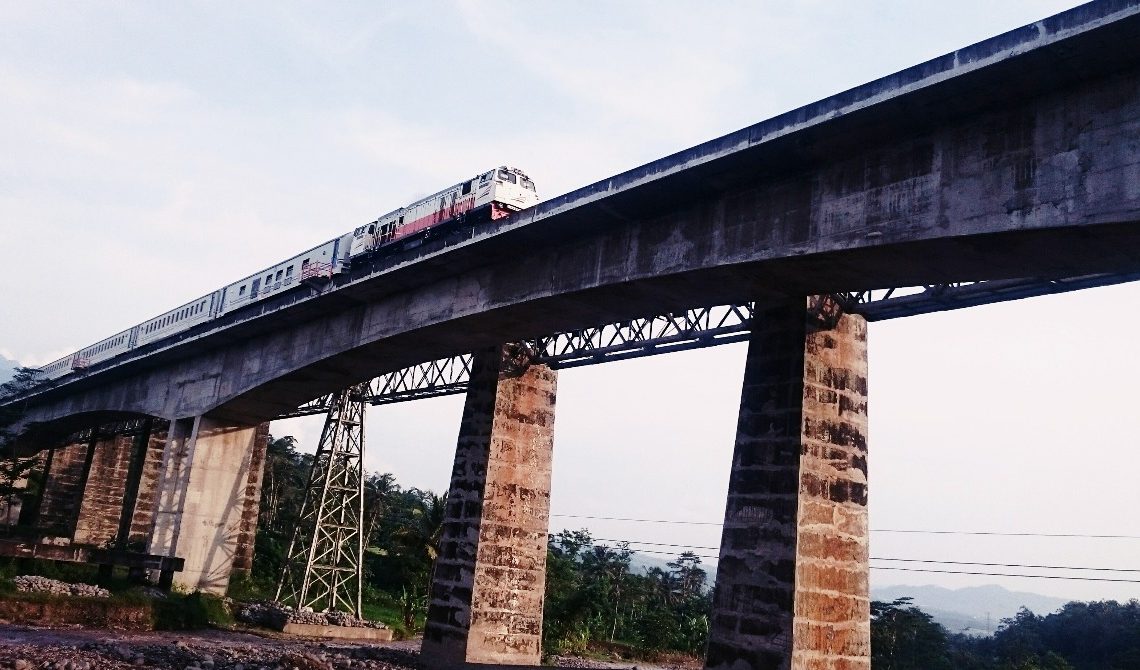 Dari Senen ke Blitar, Kisah Kereta yang Menghidupkan Pulau Jawa