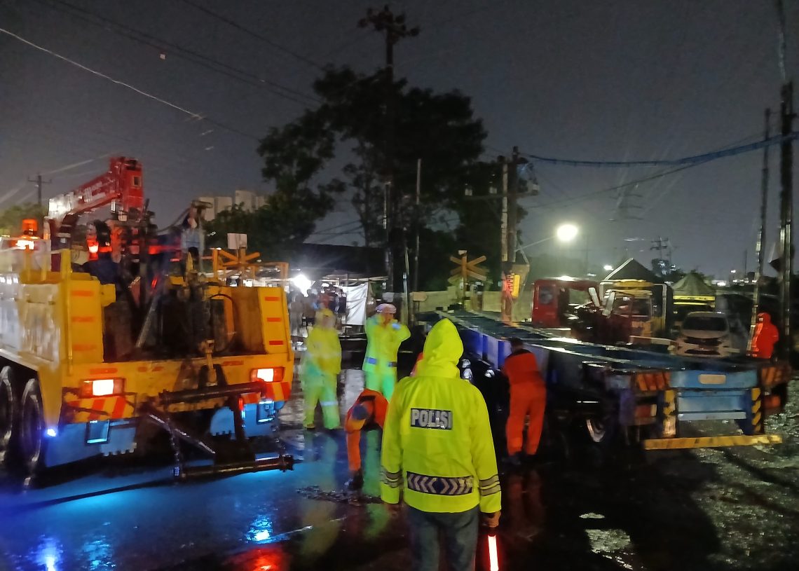 Usai Tertemper Truk, KA Harina Beroperasi Lagi, KAI Minta Maaf ke Penumpang