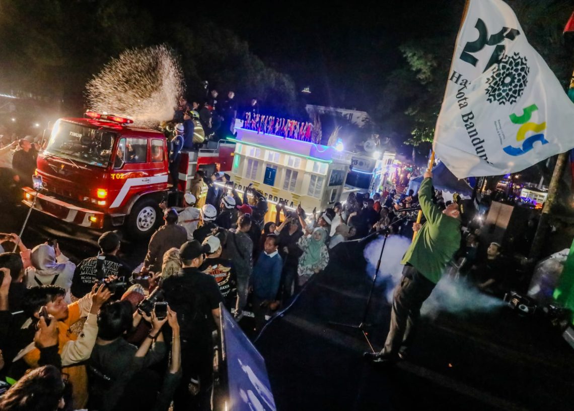 Bandung Sumirat, 62 Kendaraan Hias Terangi Kota