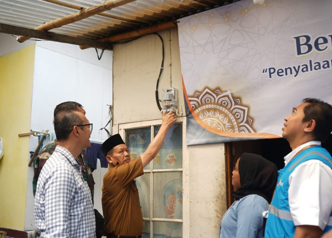 Nyalakan Harapan, Listrik Gratis PLN Terangi 844 Rumah di Jawa Barat