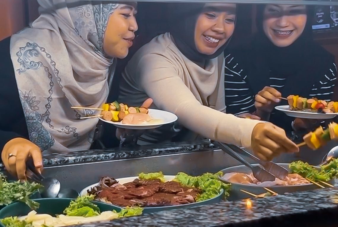 Flaming Friday, Ketika Malam Braga Menyala dengan Aroma Barbeque dan Musik