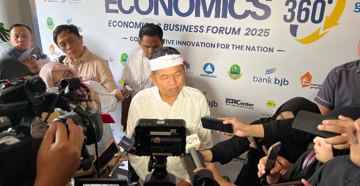 KDM Ungkap Lonjakan Ekonomi Jabar dalam acara ekonomi dan bisnis forum 2025 bertajuk "akselerasi ekonomi dan Inovasi Jabar menuju indonesia emas 2045 di Aula Barat Gedung Sate Bandung, Rabu (19/11/2025) Foto : (Istimewa)