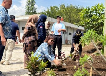 HARRIS & POP! Festival Citylink Tanam Bibit Pohon di SMKN 1 Soreang