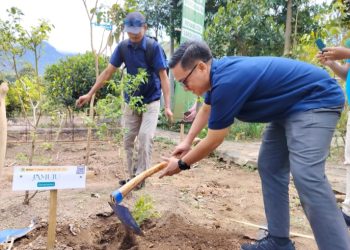 Ancaman Banjir Bandung Menguat, PTDI Tanam Ribuan Pohon di Lereng Kritis