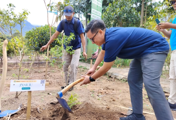 Ancaman Banjir Bandung Menguat, PTDI Tanam Ribuan Pohon di Lereng Kritis