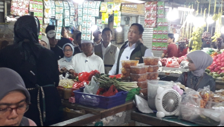 Dirut Perum Bulog, Letjen TNI (Purn) Ahmad Rizal Ramdhani, bersama Forkominda Jabar lakukan sidak di pasar tradisional kosambi, Sederhana dan Gudang Bulog Gedebage. Minggu (28/12/2025). Foto : Denny S