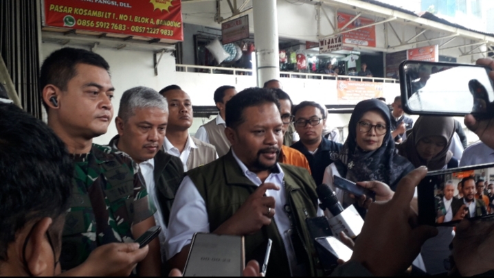 Pimpinan Wilayah Bulog Jawa Barat, Nurman Susilo mengatakan stok beras Bulog Jabar Tembus 525 Ribu Ton dan harga pangan jelang pergantian tahun terkendali. (Foto : Denny Suryadharma)