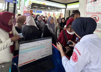Pelayanan Sepenuh Hati Petugas KCI di Stasiun Cimekar