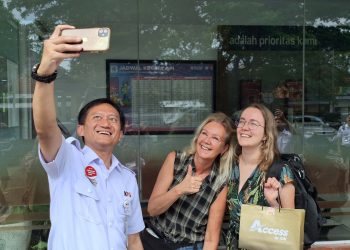 Direktur Utama KAI Turun ke Cirebon, Menyapa Penumpang di Tengah Arus Nataru