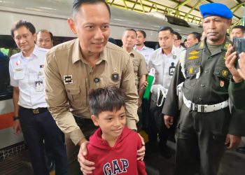 AHY Tinjau Angkutan Nataru di Gambir, Kereta Api Jadi Tulang Punggung Mobilitas Masyarakat