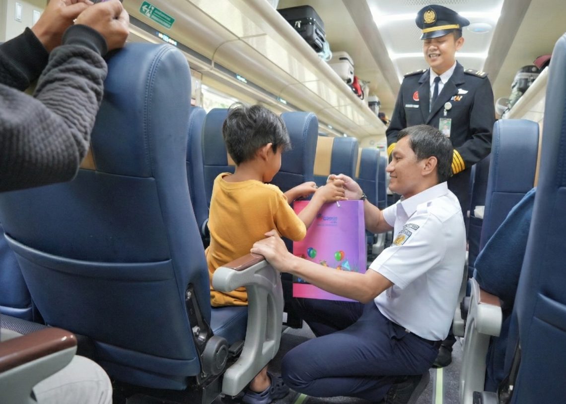 Di Balik Riuh Nataru, Dirut KAI Bobby Rasyidin Menyapa Petugas yang Menjaga Perjalanan Aman
