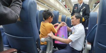 Di Balik Riuh Nataru, Dirut KAI Bobby Rasyidin Menyapa Petugas yang Menjaga Perjalanan Aman