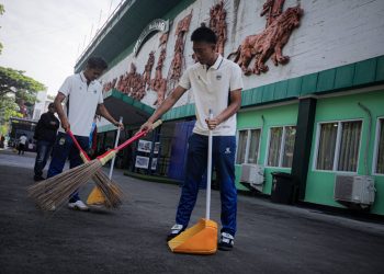 Pemain Persib Ikut Aksi Bebersih, Stadion Siliwangi Jadi Simbol Kebersamaan