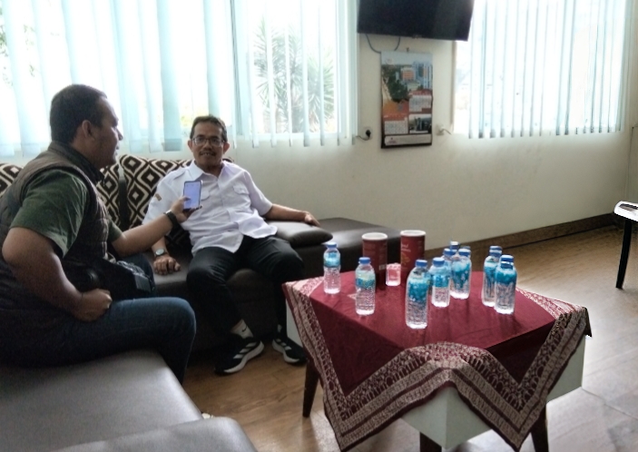 Wartawan yang tergabung dalam Forum Wartawan Pendidikan (FWP) Jabar saat melakukan wawancara dengan Kepala Sekolah SMAN 9 Agus Hasan Sadzili, S.Pd terkait berbagai program unggulan disekolahnya. Rabu (21/1)