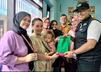Lurah Burangrang, Alinurdin SE., M.Ap didampingi Ketua RW 06 Arga Asmara saat memberikan paket MBG 3B kepada keluarga sasaran di Kelurahan Burangrang Kecamatan Lengkong. Rabu (28/1) Foto (Denny)