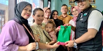 Lurah Burangrang, Alinurdin SE., M.Ap didampingi Ketua RW 06 Arga Asmara saat memberikan paket MBG 3B kepada keluarga sasaran di Kelurahan Burangrang Kecamatan Lengkong. Rabu (28/1) Foto (Denny)