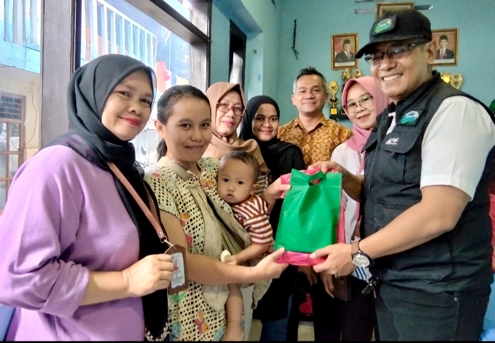 Lurah Burangrang, Alinurdin SE., M.Ap didampingi Ketua RW 06 Arga Asmara saat memberikan paket MBG 3B kepada keluarga sasaran di Kelurahan Burangrang Kecamatan Lengkong. Rabu (28/1) Foto (Denny)