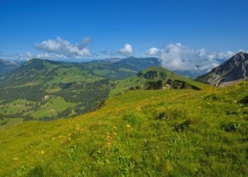 Pendakian Rinjani 28 Maret: Antara Lonjakan Wisata dan Komitmen Pelestarian
