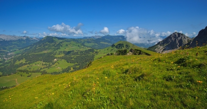 Pendakian Rinjani 28 Maret: Antara Lonjakan Wisata dan Komitmen Pelestarian
