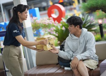 KAI Daop 2 Bandung Bagi 3.500 Takjil Gratis untuk Penumpang Kereta Jarak Jauh