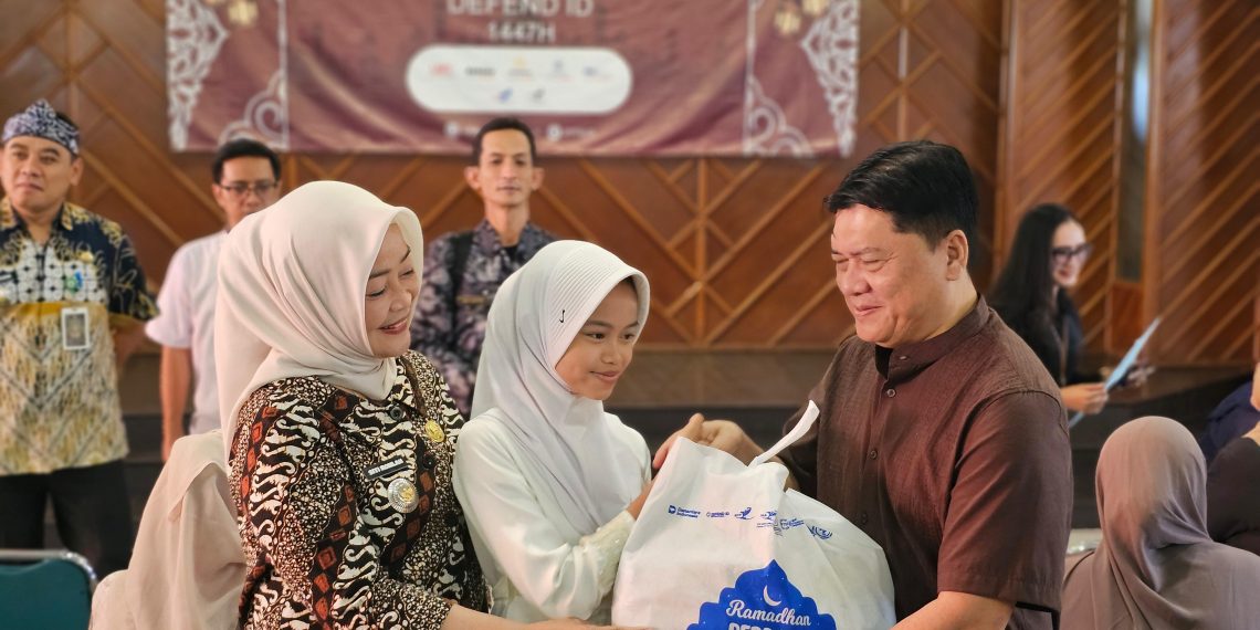 Direktur Utama PT Dirgantara Indonesia, Gita Amperiawan, secara simbolis memberikan 880 Paket Sembako untuk Warga.