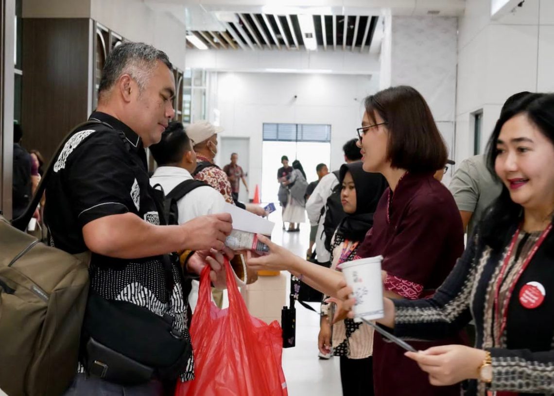 KCIC Bagikan 13 Ribu Takjil Gratis untuk Penumpang Whoosh Selama Ramadan