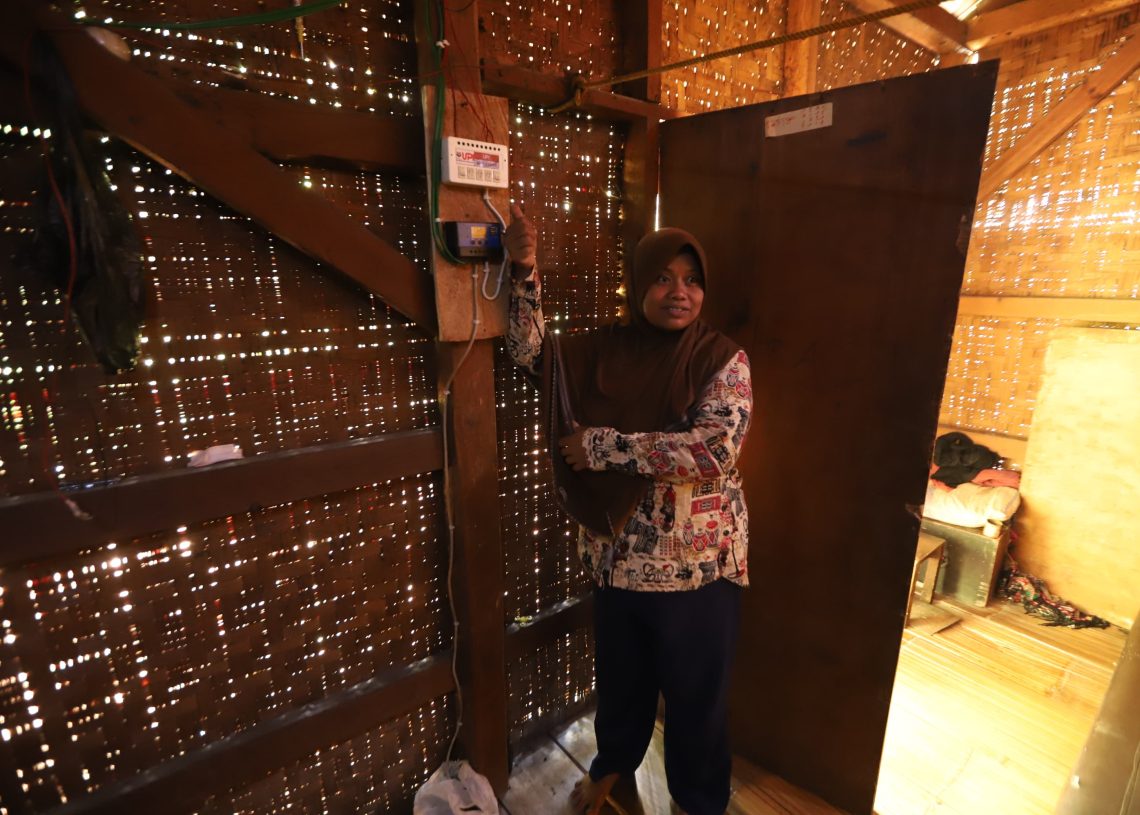 Cahaya Surya di Hutan Rongga, Kisah Fatimah dan Listrik Mandiri dari UPI