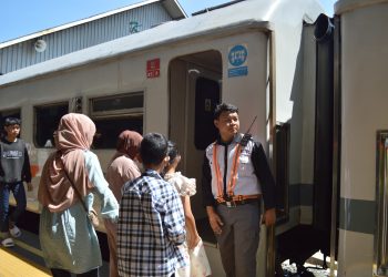 Relawan Railfans Tinggalkan Libur Lebaran, Bantu Penumpang KAI di Bandung