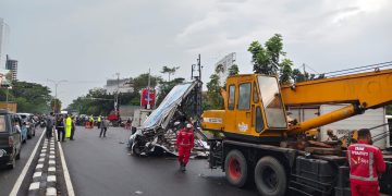 Hujan Disertai Angin, Reklame dan Pohon Tumbang di Bandung
