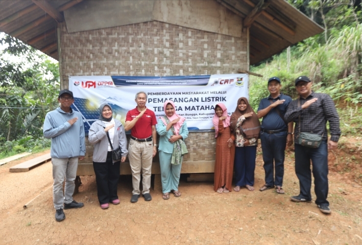 UPI Bantu Warga Rongga Nikmati Listrik Lewat Panel Surya