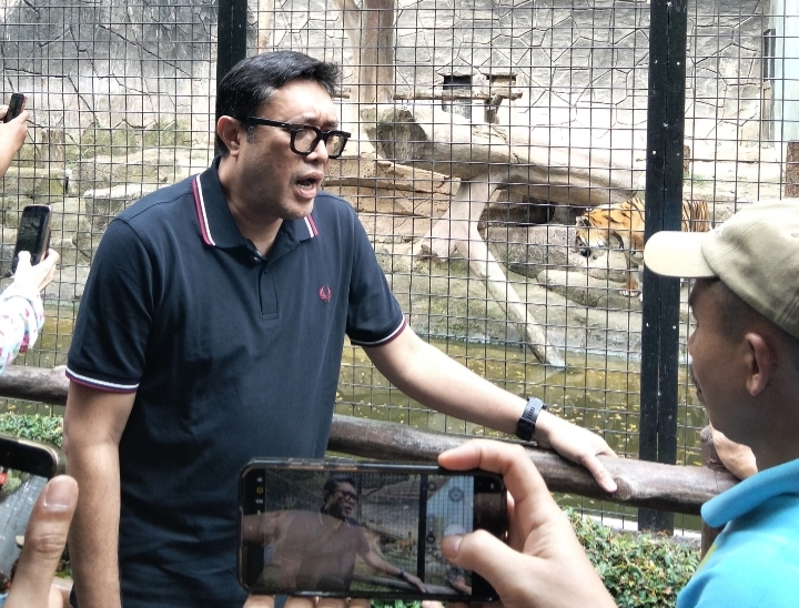 Wakil Ketua DPRD Jawa Barat, Ono Surono, turun langsung ke Bandung Zoo pada Jumat (27/3) untuk menyerap aspirasi pekerja dan meninjau kondisi satwa