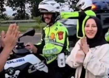 Mudik Lebaran Penuh Drama, Pemudik Tertinggal di Rest Area Tol Cipali, Polisi Antar Naik Motor Kejar Keluarga