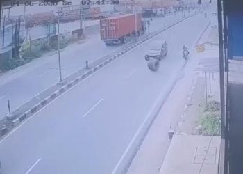 Polisi Dalami Insiden Ban Truk Kontainer Copot di Pantura Cirebon, Pemotor Luka Parah