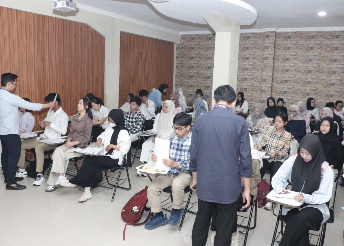 Proses pemeriksaan berkas yang wajib dibawa peserta untuk bisa ikut Ujian Tulis Berbasis Komputer Seleksi Nasional Berdasarkan Tes (UTBK-SNBT) 2026. Foto : Humas ISBI Bandung