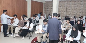 Proses pemeriksaan berkas yang wajib dibawa peserta untuk bisa ikut Ujian Tulis Berbasis Komputer Seleksi Nasional Berdasarkan Tes (UTBK-SNBT) 2026. Foto : Humas ISBI Bandung