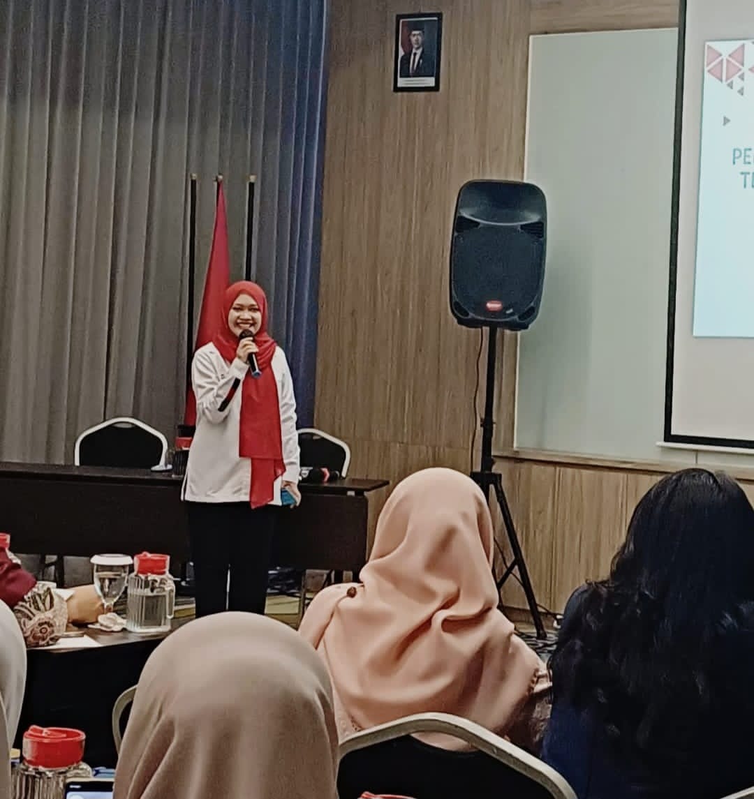 Maya Irjayanti, Ph.D selaku ketua pelaksana penyuluhan bertajuk “Peningkatan Kesadaran dan Perilaku Terkait Perlindungan Data Diri dan Etika Bersosial Media” kepada masyarakat di Kelurahan Lebak Gede, Kota Bandung. Foto : Istimewa