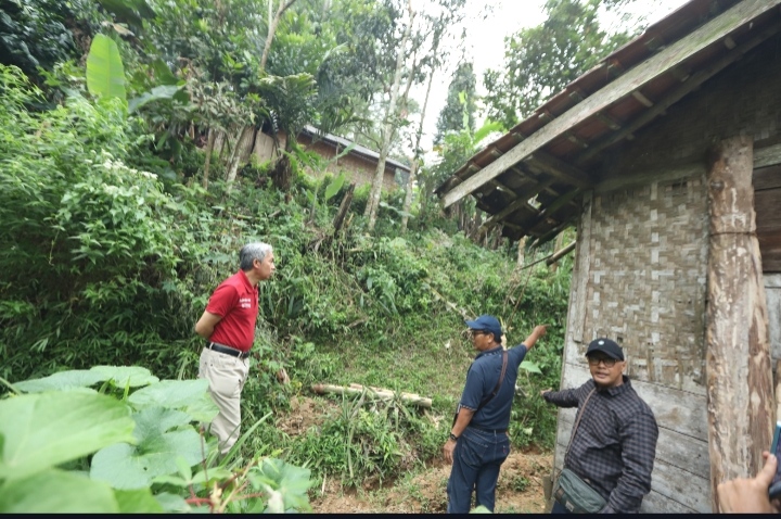 Kondisi rumah Mak Tati di Desa Mekarsari, Kecamatan Rongga, Kabupaten Bandung Barat, sebelum mendapat bantuan dari UPI Bandung.