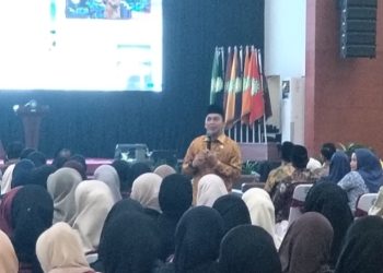 Menteri Kependudukan dan Pembangunan Keluarga /Kepala BKKBN, Dr. H. Wihaji memberikan kuliah umum di Aula Anwar Musaddad UIN Sunan Gunung Djati Bandung, Kamis (9/4/2026).