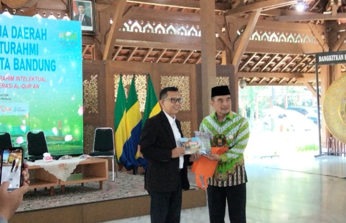 Ketua ICMI Orda Kota Bandung, Tatang Muhtar bersama Ustadz Abu Rabbani dalam Rakerda ICMI Kota Bandung di Pendopo. Rabu 15 April 2026