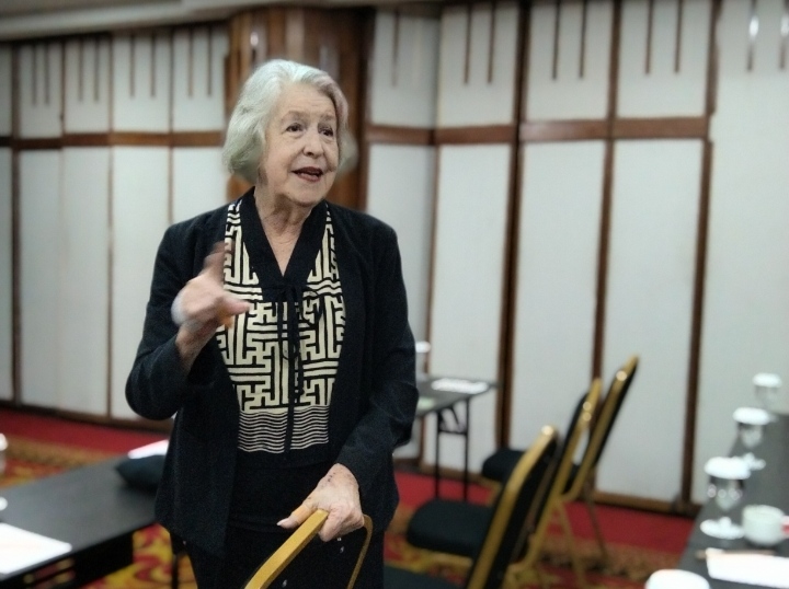 Mrs. Frances pelaku dan pemerhati sejarah dari Bandung Heritage menjelaskan peran strategis Hotel Homan dalam KAA 1955 dalam kegiatan Exclusive Press Visit ke Hotel Savoy Homann. Senin 27 April 2026. Foto : Denny