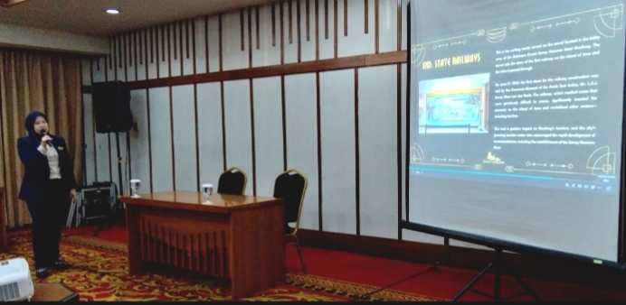 Yuke Yulianti Andari, Marketing Communication Manager Hotel Savoy Homann Bandung saat menjelaskan sejarah Hotel Savoy Homann kepada para jurnalis. Senin 27 April 2026