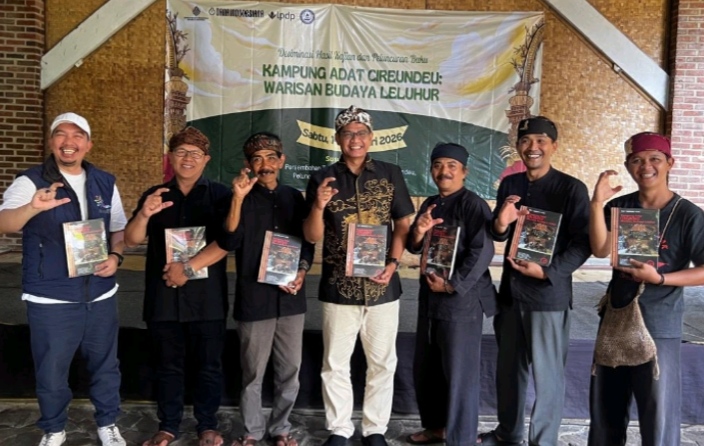 Diseminasi Buku “Kampung Adat Cireundeu: Warisan Budaya Leluhur” di Kampung Adat Cireundeu yang dihadiri tokoh adat, Disbudpar Kota Cimahi, akademisi dan mayarakat adat.