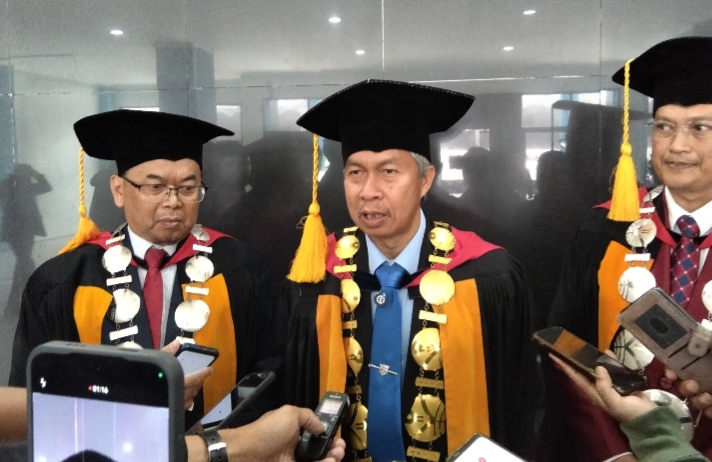 UPI Wisuda Dua Mahasiswi Disabilitas, Kisah Haru Kesetaraan di Tengah 1.793 Lulusan